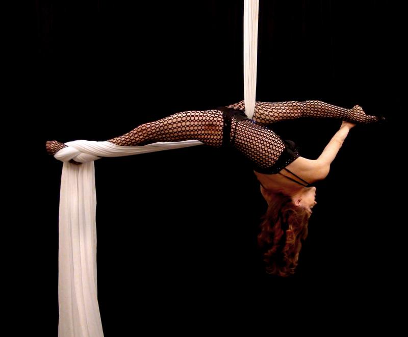 Aerial Silk Act, Acrobatics on the Tissue/Fabric.